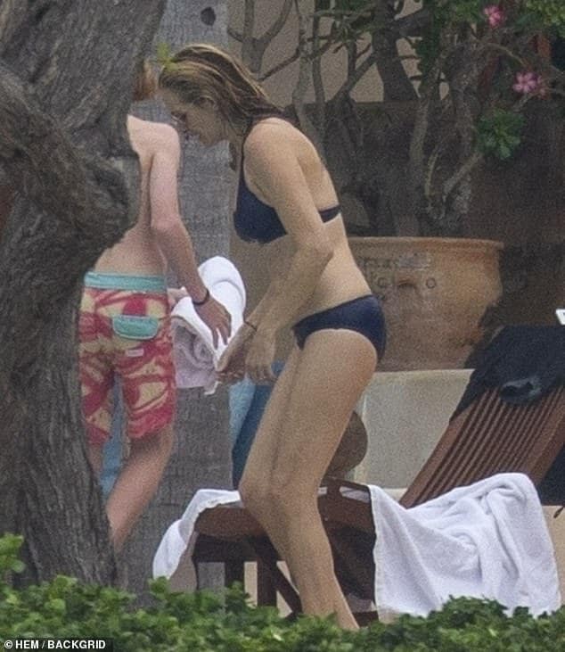 Julia Roberts (52) pokazuje nevjerojatno tijelo i leđnu tetovažu u sićušnom bikiniju