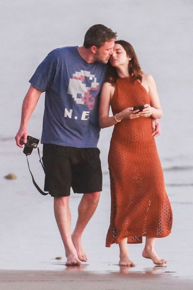 Ben Affleck i Ana se Armas novi su Hollywoodski par - nerazdvojni na slikama s plaže