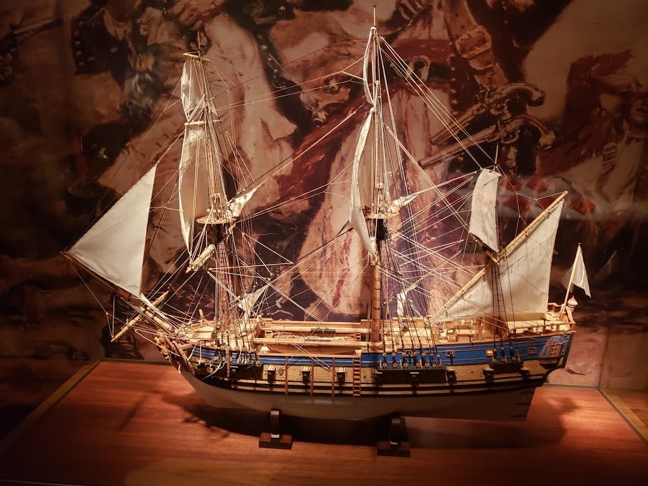 Dokumentarci o brodovima dotiču se i poznatih povijesnih tajni i misterija, poput sudbine Osvete kraljice Ane, slavnog broda ozloglašenoga pirata Crnobradog.